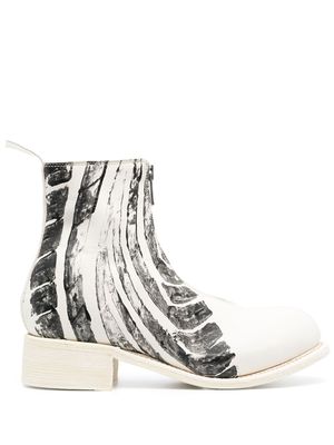 Guidi distressed-effect panelled-print boots - White