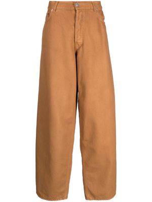Haikure logo-patch straight-leg trousers - Brown