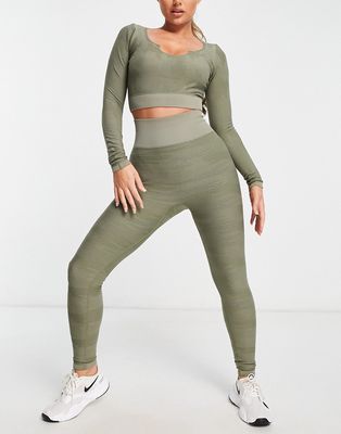 HIIT seamless leggings in textured camo in khaki-Green