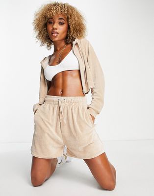 HIIT shorts in velour in tan-Gray