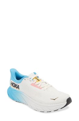 HOKA Arahi 7 Running Shoe in Blanc De Blanc /Swim Day 