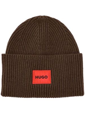 HUGO logo-patch ribbed-knit beanie - Brown