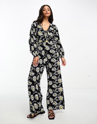 Influence tie front puff sleeve jumpsuit in monochrome daisy print-White