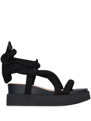 Issey Miyake lace-up flatform sandals - Black