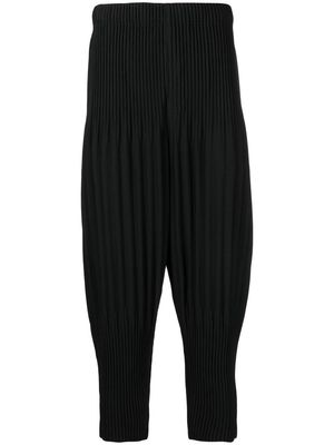 Issey Miyake pleat-detail cropped trousers - Black