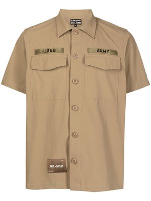 izzue army-patch short-sleeve shirt - Brown