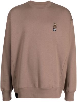 izzue bear-patch fleece sweatshirt - Brown