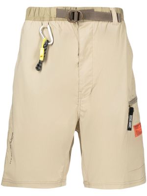 izzue carabiner-attachment belted Bermuda shorts - Neutrals