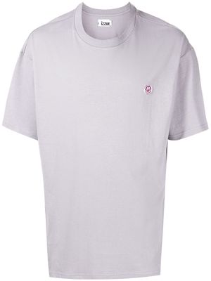 izzue chest logo-print detail T-shirt - Grey