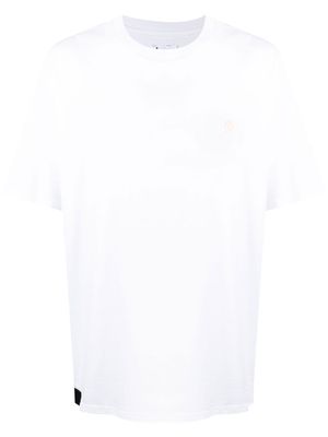 izzue chest logo-print detail T-shirt - White