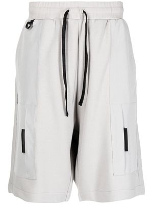 izzue drawstring-waist multi-pocket Bermuda shorts - Grey