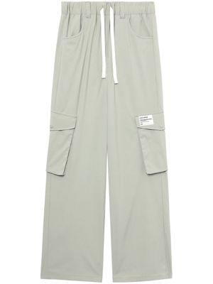 izzue logo-appliqué cargo trousers - Neutrals