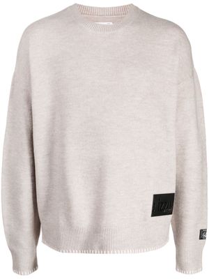 izzue logo-appliqué fine-knit jumper - Neutrals