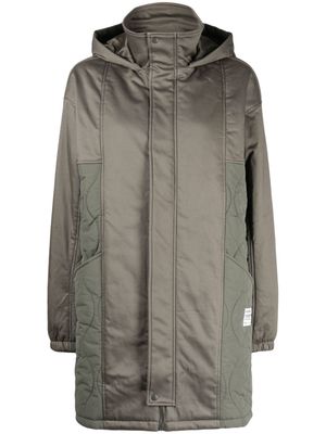 izzue logo-appliqué hooded padded coat - Green