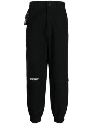 izzue logo-appliqué straight-leg trousers - Black