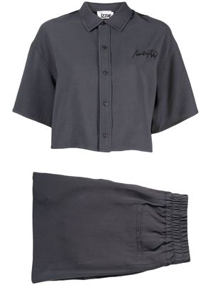 izzue logo-embroidered cropped shirt - Grey