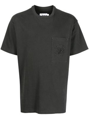 izzue logo-embroidered pocketed T-shirt - Grey