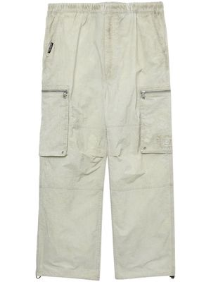 izzue logo-embroidery crinkled cargo trousers - Grey