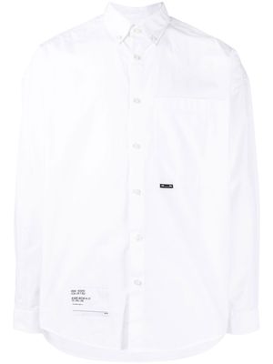 izzue logo-patch button-down shirt - White
