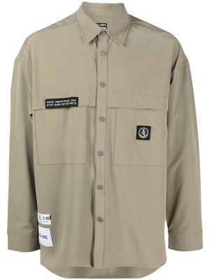 izzue logo-patch button-up shirt - Brown