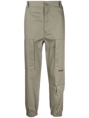 izzue logo-patch cotton tapered trousers - Green