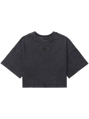 izzue logo-patch cropped T-shirt - Black