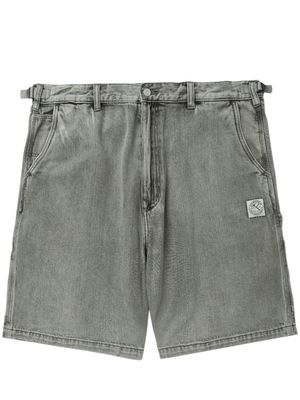 izzue logo-patch denim shorts - Grey