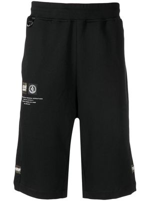 izzue logo-patch detail bermuda shorts - Black