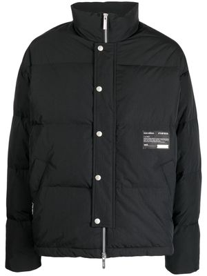 izzue logo-patch down puffer jacket - Black