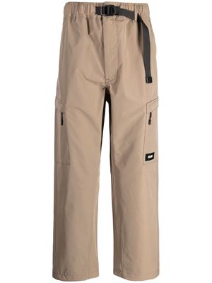 izzue logo-patch elasticated-waist straight trousers - Brown
