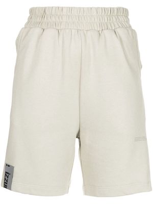 izzue logo-patch knee-length shorts - Green