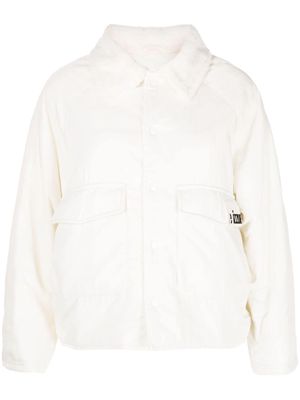 izzue logo-patch press-stud shirt jacket - White