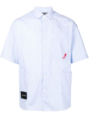 izzue logo-patch short-sleeve shirt - Blue