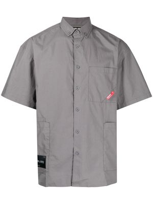 izzue logo-patch short-sleeve shirt - Grey