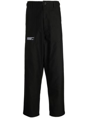 izzue logo-patch straight trousers - Black