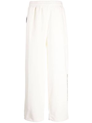 izzue logo-patch straight trousers - Neutrals