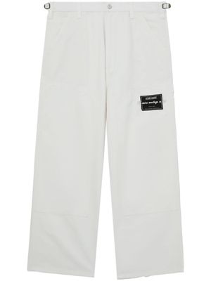 izzue logo-patch wide-leg trousers - White