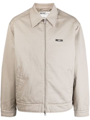 izzue logo-patch zipped jacket - Neutrals