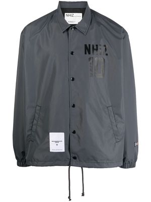 izzue logo-print detail shirt jacket - Grey