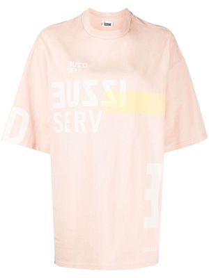 izzue logo-print drop-shoulder T-shirt - Pink