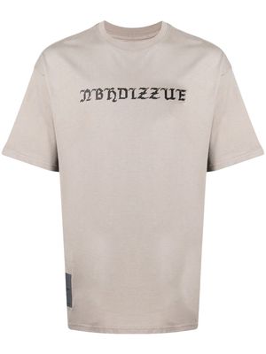 izzue logo-print T-shirt - Brown