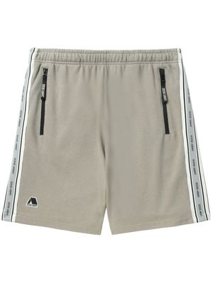 izzue logo-tape track shorts - Neutrals