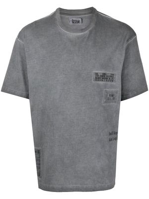 izzue slogan-print logo-patch T-shirt - Grey