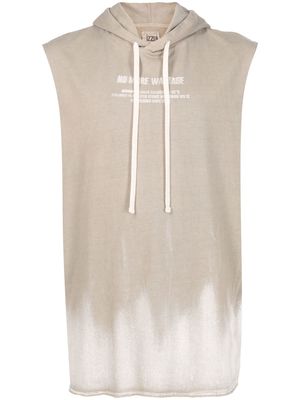 izzue slogan-print sleeveless hoodie - Brown