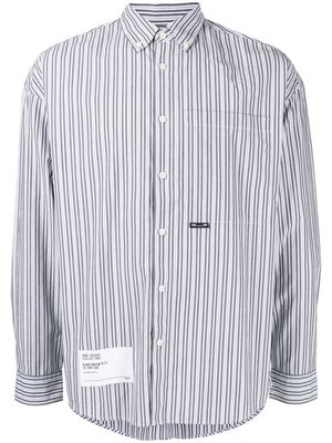 izzue striped logo-patch shirt - Grey