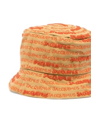 Jacquemus embroidered-logo bucket hat - Neutrals
