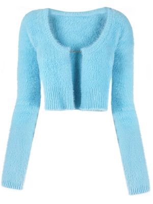 Jacquemus La Maille logo-charm cropped knitted cardigan - Blue