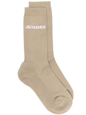 Jacquemus logo-intarsia ribbed ankle socks - Neutrals