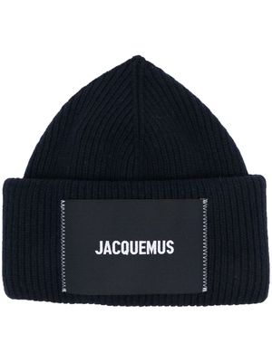 Jacquemus logo-patch ribbed-knit hat - Blue