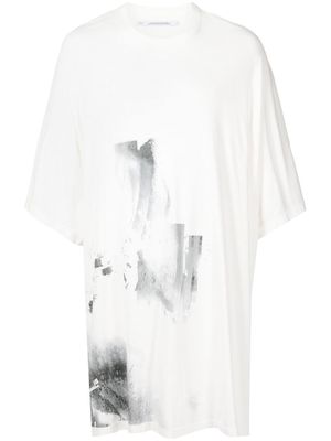 Julius graphic-print longline T-shirt - White
